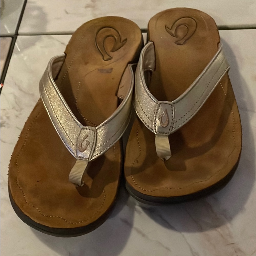 OluKai Kumu Gold Women’s Sandals